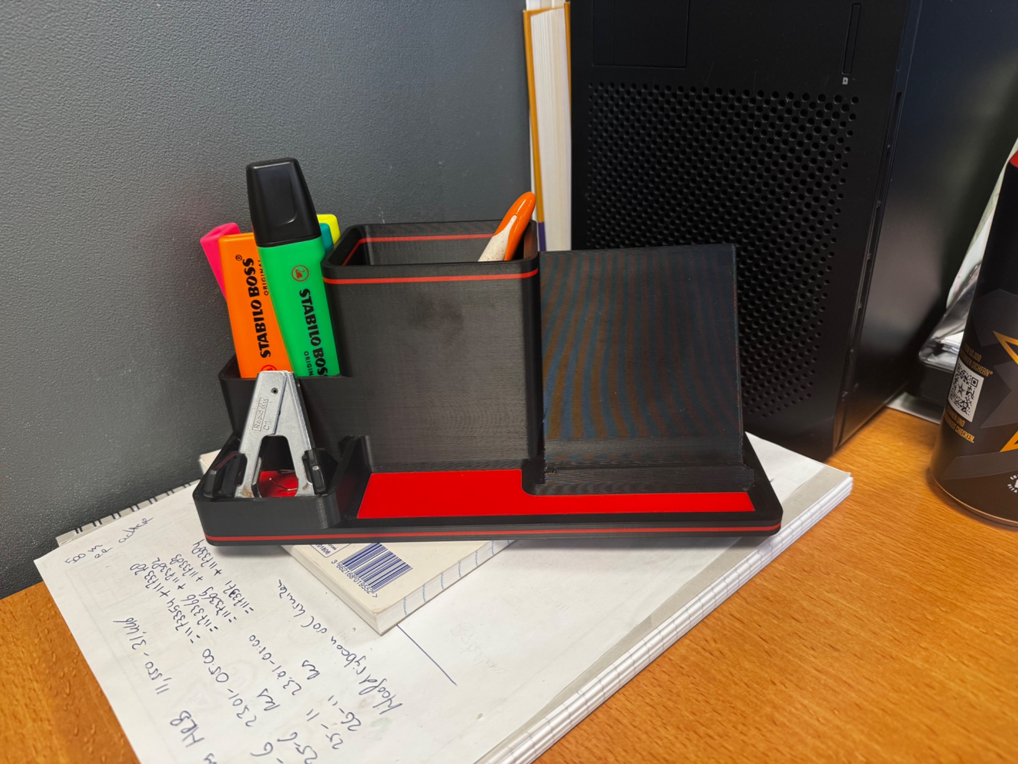 3D-geprinte bureau-organizer in gebruik